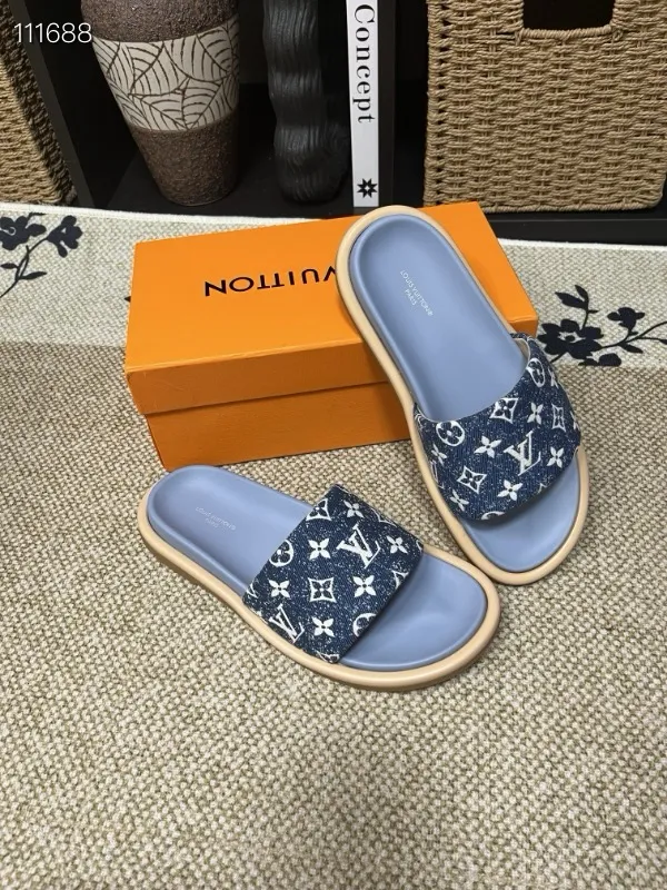 P320💰[New model] Long-term availability, 2025 new model, couple model [LOUlS VUlTTON] comes with drawer box, bag, card, invoice "Louis Vuitton ~ unique modern sandals. 》LV counter purchasing 🏃Men's and women's casual slippers, sold at the same time at the counter, the original old flower material upper is soft and comfortable, (refuses to discolor and rub the feet) sole: original factory special combination original sole, code number: 35--46 4 multiple colors 🉑️ to choose from